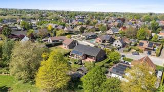 <p><span>Op zoek naar een ruime woning die u volledig naar uw eigen smaak kunt omvormen? Dan is deze charmante villa in een rustige en gegeerde buurt van Laarne precies wat u zoekt! </span></p><p><span>Gelegen op een prachtig </span><span>perceel van maar liefst 1.151 m²,</span><span> biedt deze woning een unieke combinatie van ruimte, licht en mogelijkheden. Met een </span><span>bewoonbare oppervlakte van 312 m²</span><span> beschikt u hier over alle troeven om uw droomwoning te realiseren.</span></p><p><span>De woning verwelkomt u via een ruime oprit en beschikt over een inpandige garage. Binnenin vindt u momenteel twee slaapkamers en een badkamer, aangevuld met een indrukwekkende zolder van 114 m² die tal van uitbreidingsmogelijkheden biedt. Denk aan verschillende extra slaapkamers, een hobbyruimte of een stijlvolle master suite. De lichtrijke veranda vormt een absolute meerwaarde en zorgt voor een aangename connectie met de tuin. Buiten geniet u van een groene omgeving met een charmant vijvertje en een grote, afzonderlijke moestuin ideaal voor wie houdt van rust en natuur.</span></p><p><span>De woning kent een </span><span>renovatieplicht (EPC F-label),</span><span> wat u de kans geeft om ze volledig af te stemmen op uw wensen en hedendaags comfort. Dit biedt echter ook opportuniteiten om energiezuinig en toekomstgericht te investeren. We werken met een instelprijs.</span></p><p><span> </span></p><p><span>Kortom, een unieke kans voor wie op zoek is naar ruimte, karakter en potentieel op een </span><span>toplocatie in Laarne</span><span>. Neem vandaag nog contact op met Anthes voor een bezoek via 0486/46.23.95 of mail naar anthes@defooz.com</span></p>