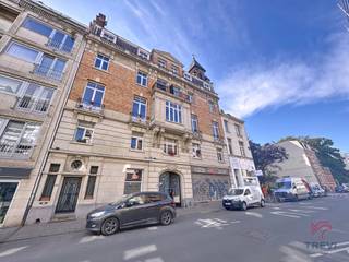 UCCLE: Next to the Bois de la Cambre and close to all amenities, 3-bedroom flat in a character building of +/- 151m² located on the 1st floor...