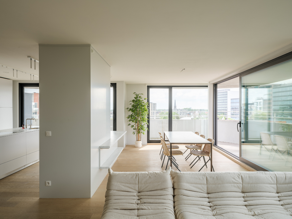 Luxueus en lichtrijk 2-slaapkamer appartement met ruim terras - photo 1