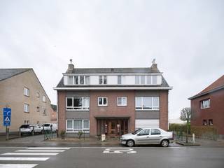 In het hart van Wetteren, op de eerste verdieping van een kleinschalig gebouw, wacht dit appartement op zijn nieuwe eigenaar. De gunstige ligging zorgt voor een vlotte verbinding met zowel het centrum als belangrijke uitvalswegen, waardoor het perfect is voor wie een evenwicht zoekt tussen rust en bereikbaarheid.<br /><br />Bij het binnenkomen word je verwelkomd in een lichtrijke leefruimte, waar grote ramen zorgen voor een aangename lichtinval. De open en functionele indeling creëert een warme, uitnodigende sfeer. De keuken is praktisch ingedeeld, ideaal voor dagelijks gebruik. Er is ook de mogelijkheid op termijn een open keuken te creëren.<br /><br />Verder beschikt het appartement over twee comfortabele slaapkamers. De badkamer is netjes afgewerkt en voorzien van een ligbad. Daarnaast is er een apart toilet en een kelderberging voor extra opbergruimte.<br /><br />Voor wie extra comfort zoekt, is er de mogelijkheid om een garagebox aan te kopen voor €15.000, zodat je wagen steeds veilig en droog geparkeerd staat.<br /><br />Of je nu op zoek bent naar een gezellige woonst of een interessante investering met een aantrekkelijk rendement, dit appartement biedt beide mogelijkheden. Een bezoek is absoluut de moeite waard!<br /><br />Het appartement is momenteel verhuurd, wat een direct rendement garandeert.