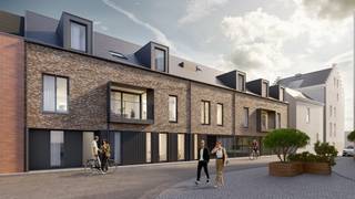 <p>Dit toekomstgerichte appartement in Zoutleeuw biedt een unieke combinatie van modern wooncomfort, duurzaamheid en een uitstekende centrale ligging. Residentie De Dry Croonen bevindt zich pal in het centrum van Zoutleeuw, langs de historisch waardevolle Sint-Leonarduskerk. Dankzij de nabijheid van winkels, horeca en dagelijkse voorzieningen geniet je hier van een bijzonder aangename woonomgeving.</p><p>Het appartement maakt deel uit van een nieuwbouwresidentie waar energiezuinigheid en kwaliteit centraal staan. De woonruimtes zijn ontworpen volgens de hedendaagse woonnormen en bieden een comfortabele leefomgeving met duurzame technieken. De vloerverwarming wordt aangedreven door een geothermische warmtepomp met verticale boringen, aangevuld met passieve koeling, zonnepanelen en regenwaterrecuperatie. Deze slimme toepassingen zorgen voor een aangenaam woonklimaat en een beperkt energieverbruik.</p><p>De residentie bestaat uit veertien moderne appartementen verdeeld over twee gebouwen. Elk appartement werd ontwikkeld met aandacht voor functionaliteit, lichtinval en toekomstgericht wonen. Een bijkomende autostaanplaats kan voorzien worden voor extra comfort.</p><p>Ook de ligging vormt een belangrijke troef. Vanuit het appartement bereik je verschillende horecazaken en faciliteiten eenvoudig te voet. De supermarkten Aldi en Delhaize bevinden zich op wandelafstand, terwijl het provinciedomein Het Vinne op korte fietsafstand ligt. Dankzij de vlotte verbinding met het openbaar vervoer bereik je ook omliggende steden zoals Sint-Truiden gemakkelijk.</p><p>Met zijn duurzame karakter, moderne technieken en centrale ligging is dit appartement in Zoutleeuw een ideale keuze voor wie comfortabel en energiezuinig wil wonen. Neem contact op en ontdek de mogelijkheden van residentie De Dry Croonen.</p>