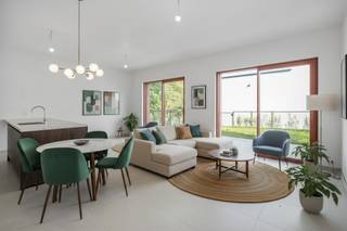 Deze moderne woning in Eilandpark biedt alles wat een gezin nodig heeft: lichtrijke leefruimtes, drie volwaardige slaapkamers en een aangename private tuin. De slimme indeling zorgt ervoor dat elke ruimte optimaal benut wordt.<br /><br />Daarnaast is er een praktische extra bergruimte met rechtstreekse toegang vanaf de straat, ideaal voor fietsen of het gemakkelijk in- en uitladen van je wagen.<br /><br />Ook op vlak van energie en comfort zit je hier helemaal goed:<br />• Warmtepomp<br />• Zonnepanelen<br />• Vloerverwarming<br />• BEN-woning (E10)<br />• Lage energiekosten<br />• 5 jaar aanzienlijke vermindering op de onroerende voorheffing<br /><br />De woning bevindt zich in een rustige, groene omgeving, op wandelafstand van de markt van Sint-Lievens-Houtem en vlak bij het vernieuwde Eilandbos.<br /><br /><strong>Een extra troef: deze woning is beschikbaar bij akte, zodat je zonder vertraging je nieuwe thuis kan betrekken.</strong><br /><br />Ontdek het volledige aanbod op www.eilandpark.be en plan vandaag nog je bezoek.