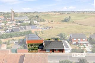 Op zoek naar een ruime woning te koop in Roesbrugge waar comfortabel wonen centraal staat? Deze goed onderhouden bungalowwoning combineert een praktische indeling met een charmante uitstraling en biedt alle wooncomfort op het gelijkvloers. Dankzij de goede ligging in de Waaienburgseweg, vlakbij het dorpscentrum van Roesbrugge, geniet je hier van een aangename woonomgeving met zicht op het groen.<br /><br />Deze woning uit 1973 beschikt over een bewoonbare oppervlakte van 185m² op een perceel van 478m². Via de inkomhal kom je in de lichtrijke woonkamer met prachtig zicht op de gezellige binnentuin. De keuken is uitgerust met kwalitatieve toestellen en een granieten werkblad. Verder zijn er een praktische kelderberging, een bijkeuken met ingemaakte kasten en een veranda die uitkijkt op de tuin en de verdere omgeving De nachthal geeft toegang tot een apart toilet, drie volwaardige slaapkamers en een badkamer met douche en wandmeubel. De garage met automatische poort zorgt voor extra comfort. Bovendien biedt de geïsoleerde zolder, mits het plaatsen van een vaste trap, heel wat mogelijkheden voor extra kamers of hobbyruimte. Buiten geniet je van een zonnig terras met automatisch zonnescherm, een verzorgde tuin, een open groenzicht en een tuinhuis.<br /><br />Benieuwd naar deze woning in Roesbrugge? Vraag vandaag nog je bezoek aan via Immo Francois. Onze vastgoedexperten begeleiden je graag in Poperinge, Heuvelland, Vleteren, Mesen en Noord-Frankrijk.<br /><br />Denk je eraan om je woning te verkopen? Neem vrijblijvend contact op met Manon van ImmoFrancois in Poperinge voor een gratis schatting via manon@immofrancois.be.<br /><br />