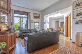 In het bruisende centrum van Ternat vind je deze charmante, karaktervolle woning met een aparte praktijk/ kantoorruimte – ideaal voor vrij beroep...