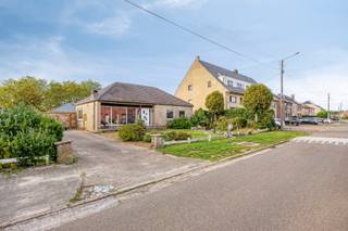 In een rustige, residentiële straat aan de Groenstraat 17 in Kuringen bevindt zich deze volledig gelijkvloerse woning. Natuurgebied Herckenrode en De Wijers liggen in de onmiddellijke nabijheid, ideaal voor wie houdt van wandelen, fietsen en groen rondom.<br /><br />Met een bewoonbare oppervlakte van ca. 210 m² op een perceel van 7a 92ca, drie ruime slaapkamers, een garage, een veranda en een zuidwestgerichte tuin biedt deze woning bijzonder veel comfort op één niveau.<br /><br />De woning werd in 2025-2026 grotendeels gerenoveerd. Zo werden de ramen vernieuwd in PVC met dubbele geluidsisolatie en geïntegreerde jaloezieën/plissés, en zijn overal vliegenramen voorzien. In 2025 werden een condensatieketel van Vaillant geplaatst en de badkamer vernieuwd. De elektriciteit werd volledig vernieuwd en is conform. De zoldervloer is geïsoleerd met 20 cm rotswol.<br /><br /><em>Gelijkvloers</em><br />Een ruime inkomhal met dubbele deur geeft toegang tot de lichtrijke leefruimte. Aansluitend bevindt zich de keuken met ontbijthoek. Via de achterhal bereikt u de veranda, de berging, de wasplaats en de garage met sectionaalpoort.<br /><br />In het nachtgedeelte bevinden zich drie ruime slaapkamers, een badkamer met wastafel en douche en een apart toilet. De leefruimte en de masterbedroom zijn voorzien van airco.<br /><br /><em>Zolder en kelder</em><br />De zolder is bereikbaar via een zolderluik en biedt extra bergruimte. Onder de woning bevindt zich een kruipkelder.<br /><br /><em>Tuin en buitenruimte</em><br />De zuidwest gerichte tuin is onderhoudsvriendelijk aangelegd, met een mooi terras en een veranda. Zo geniet u tot laat op de dag van de zon. Achteraan loopt een servitudeweg en er is een overdekte plaats voor fietsen.<br /><br /><em>Troeven</em><br />+ Rustige, residentiële ligging nabij Herckenrode en De Wijers<br />+ Volledig gelijkvloers wonen<br />+ Grotendeels gerenoveerd in 2025-2026<br />+ Nieuwe PVC-ramen met geluidsisolatie, jaloezieën/plissés en vliegenramen<br />+ Condensatieketel Vaillant (2025)<br />+ Vernieuwde badkamer (2025)<br />+ Volledig vernieuwde, conforme elektriciteit<br />+ Zoldervloer geïsoleerd met 20 cm rotswol<br />+ Airco in leefruimte en masterbedroom<br />+ Zuidwestgerichte, onderhoudsvriendelijke tuin met terras en veranda<br /><br />Een ruime, grotendeels gerenoveerde gelijkvloerse woning in een groene, rustige omgeving, ideaal voor wie comfortabel op één niveau wil wonen.<br /><br />Wenst u meer informatie of een bezoek in te plannen? Contacteer Stephanie Odeurs via 0474 73 64 84 of stephanie@vestio.com.