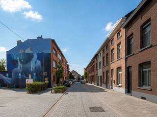 Statige woning met <strong>VIER SLAAPKAMERS, STADSTUIN</strong> en een gunstige ligging in een <strong>VERKEERSLUWE STRAAT TE MECHELEN</strong>. Met een <strong>EPC-LABEL C</strong> en een energiescore van 206 kWh/m² combineert de woning ruimte met een gunstige energieprestatie. Ook op <strong>ENERGETISCH VLAK </strong>zijn er mooie troeven: <strong>DUBBELE- EN HOOGRENDEMENTSBEGLAZING</strong>, CV op aardgas <strong>MET CONDENSATIEKETEL</strong>, <strong>DAKISOLATIE</strong> en recente dakpannen. Via de inkomhal met gastentoilet bereikt u de aangename leefruimte en de keuken, die naar <strong>EIGEN SMAAK </strong>kan worden opgefrist. Op de eerste verdieping bevinden zich <strong>TWEE VOLWAARDIGE SLAAPKAMERS</strong> en een badkamer. De bovenverdieping biedt nog <strong>TWEE EXTRA SLAAPKAMERS</strong>, waardoor deze gezinswoning over heel wat ruimte en mogelijkheden beschikt. De ligging vormt een bijkomende meerwaarde: winkels, scholen en horeca bevinden zich <strong>OP WANDELAFSTAND</strong>, terwijl het <strong>TEGENOVERLIGGENDE PARK</strong> met voetbalveld en speeltuigen voor ontspanning vlak bij huis zorgt. Aan de ingang van het park is bovendien <strong>PARKEERGELEGENHEID VOOR EEN TWINTIGTAL WAGENS</strong> voorzien <strong>INCLUSIEF LAADVOORZIENINGEN</strong> voor elektrische voertuigen.<br /><br />Adres: Donkerlei 49 te Mechelen<br /><br />EPC-label C; P-score: A, G-score: A; Bestuursmaatregelen in maatregelenregister: neen; Vrij bij akte.