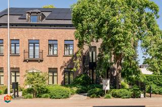 Op een toplocatie te Kessel, bevindt zich deze energiezuinige woning met drie slaapkamers, 2 badkamers, een zonnig terras en een ruime tuin. Dankzij de centrale ligging geniet u van een vlotte bereikbaarheid en bevinden winkels, scholen, horecazaken en openbaar vervoer zich in de onmiddellijke omgeving.<br /><br />We betreden de woning via de inkomhal, die voorzien is van een apart gastentoilet. De ruime en lichtrijke leefruimte biedt voldoende plaats voor een gezellige zithoek en een aparte eetruimte. Aansluitend bevindt zich de volledig uitgeruste keuken, voorzien van kwalitatieve toestellen. Verder bevindt zich een praktische berging die extra opslagruimte biedt. Vanuit de keuken heeft u rechtstreeks toegang tot het terras en geniet u van een mooi zicht op de ruime privatieve tuin. Achteraan de tuin bevindt zich een handig poortje dat rechtstreeks toegang biedt tot de omgeving, perfect voor een gezellige wandeling of een leuke fietstocht.<br />De nachthal leidt naar drie volwaardige slaapkamers, twee badkamers, een berging en een apart gastentoilet. De eerste badkamer is uitgerust met een ligbad, douche en dubbele lavabo. De tweede badkamer is uitgerust met een inloopdouche en dubbele lavabo.<br />De parkeerplaats is verplicht aan te kopen voor €15.000.<br /><br />Daarnaast is het appartement voorzien van zonnepanelen, vloerverwarming en een ventilatiesysteem. Deze moderne technieken dragen bij aan een optimaal wooncomfort en resulteren in een uitstekende energiescore.<br /><br />Dit is een uitstekende opportuniteit als u op zoek bent naar een energiezuinige woning met drie slaapkamers, twee badkamers, terras en tuin te Kessel. Contacteer ons voor meer informatie op 0479 13 63 69 of via info@boonstravastgoed.be.<br /><br />Bijzonderheden:<br />- Parkeerplaats<br />- Terras en tuin<br />- Drie slaapkamers