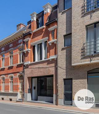 EERSTE BEZOEKDAG ZAT. 29/08 VAN 10U TOT 12U (enkel op afspraak!)<br /><br />ZOTTEGEM – Karaktervolle opbrengsteigendom bestaande uit twee entiteiten. <br /><br />Pal in het centrum van Zottegem, treft u deze karaktervolle opbrengsteigendom, bestaande uit een handelsruimte en triplexappartement. <br /><br />De gelijkvloerse handelsruimte is volledig uitgerust en kan multifunctioneel ingericht worden tot kantoor, winkel, schoonheidssalon of andere dienstverlening. Achteraan bevindt zich een kitchenette en een toilet, stockageruimte en droge kelder. Handelspand kan mits functiewijziging omgevormd worden tot studio. <br /><br />Het appartement, op heden verhuurd aan stabiele huurders, is toegankelijk via een aparte inkom en is voorzien van een aangename leefruimte met open keuken en eetplaats, een ruime bergruimte die eventueel als extra slaapkamer kan worden ingericht en een afzonderlijke koele berging. De tweede verdieping beschikt over een ruime slaapkamer en comfortabele badkamer. Vanuit de hal is er toegang tot het achterliggende platte dak. Mits de nodige vergunningen kan dit mogelijk worden ingericht als gezellig terras. De volledig afgewerkte zolderverdieping doet momenteel dienst als volwaardige slaapkamer.<br /><br />Op zoek naar een rendabele investering op een topligging in het centrum van Zottegem, met bestaande huurinkomsten én bijkomend potentieel? Dan is deze veelzijdige eigendom absoluut een bezoek waard.<br /><br />De vermelde prijs is een richtprijs. Na ontvangst van de biedingen zal de verkoper beslissen of hij/zij de eigendom verkoopt aan het beste bod. De richtprijs is aldus niet bindend voor de verkoper. Voor meer info kunt u ons contacteren of het reglement raadplegen op onze website.<br />EPC: 131 kWh/m² (appartement)
