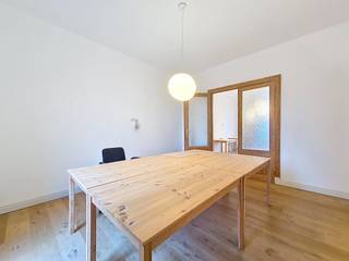 Deze prachtige kantoorruimtes te huur bevinden zich in een kleinschalig, maar bijzonder karaktervol businesscenter in Gent. De hoge plafonds en...