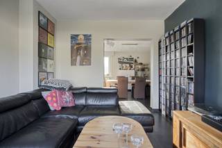 <p><span>SFEERVOLLE GEZINSWONING MET RUIME LIVING, 3 SLAAPKAMERS EN LEUKE TUIN.</span></p><p><span>De halfopen bebouwing is gelegen langsheen de Kattestraat in het landelijke Oppuurs. </span></p><p><span>Een ruim winkelaanbod, scholen, station, ... vind je in het nabijgelegen Puurs of Bornem.</span></p><p><span>De solide woning werd reeds grotendeels gerenoveerd en beschikt o.a. over een conforme elektrische installatie, zonnepanelen, recente cv-ketel, ...</span></p><p><span> </span></p><p><span>Gelijkvloers: Inkomhal / ruime, aangename leefruimte met eetplaats en salon (38 m²) / goed uitgeruste keuken met inductiekookplaat, oven, magetron en vaatwasser / bergruimte.</span></p><p><span>1ste verd.: Nachthal / 3 slaapkamers (4 x 2,75m; 4x 3,45m; 2,85 x 2,75m) / badkamer met wastafel en ligbad met douchestang.</span></p><p><span>Ruime zolder met mogelijkheid tot creatie bijkomende slaapkamer.</span></p><p><span> </span></p><p><span>Leuke tuin en terras met zuid-westelijke oriëntatie / ruime tuinberging / oprit met parkeermogelijkheid.</span></p><p><span>PV-installatie met 14 zonnepanelen.</span></p><p><span> </span></p>