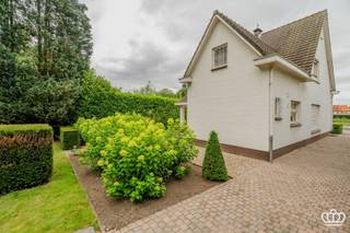 <p><span>Zeer charmante te renoveren woning met garage op een mooi perceel (ca. 1160 m²) te Essen-centrum!</span></p><p><span> </span></p><p><span>INDELING</span></p><p><span> </span></p><p><span>Gelijkvloers</span></p><p><span>Inkomhal met trap naar de verdieping. Woonkamer met open haard en zicht op het terras en de tuin. Aparte eetkamer naast de woonkamer. Achter de eetkamer bevindt zich de keuken en aansluitend badkamer met toilet. Verder is er nog een voorraad kelder (bereikbaar vanuit de hal).</span></p><p><span> </span></p><p><span>1</span><span><sup>ste</sup></span><span> verdieping</span></p><p><span>De nachthal geeft toegang naar 3 slaapkamers en een extra zolderkamer .</span></p><p><span> </span></p><p><span>Tuin</span></p><p><span>Gezellige tuin met heel veel privacy. </span></p><p><span>De garage en extra berging bevinden zich achteraan in de tuin.</span></p><p><span> </span></p>