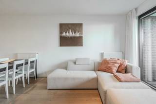<h3><span>Prachtig gelijkvloers appartement met 2 slaapkamers en tuin in Jan Turpin Fase I</span></h3><p><span>Exclusief gelijkvloers appartement met 2 slaapkamers, ruime terrassen en tuin, prachtig gelegen in het prestigieuze gebouwencomplex Jan Turpin Fase I.</span></p><p><span>Dit bijzonder mooie appartement geniet van een </span><span>uitstekende ligging aan de rustige Dienstweg / havengeul</span><span>. Zowel voor- als achteraan beschikt het appartement over een aangename buitenruimte. Vooraan bevindt zich een </span><span>terras met aansluitende tuin</span><span>, uitgevend op de rustige omgeving en vlakbij park en havengeul. Achteraan genieten beide slaapkamers van toegang tot een </span><span>ruim terras met zicht op de prachtig aangelegde binnentuin van de residentie</span><span>.</span></p><p><span>Het appartement verkeert in </span><span>perfecte, instapklare staat</span><span> en wordt bovendien </span><span>volledig en smaakvol gemeubeld verkocht</span><span>. De hoogwaardige afwerking, waaronder de prachtige parketvloer, zorgt voor een bijzonder warme en stijlvolle uitstraling.</span></p><p><span>De indeling omvat: </span><span>inkomhal, zeer mooie keuken voorzien van Miele-toestellen, ruime en lichtrijke woonkamer, terras en tuin, nachthall, praktische berging met aansluiting voor wasmachine, apart toilet, stijlvolle badkamer met inloopdouche en dubbele lavabo en twee slaapkamers</span><span>.</span></p><p><span>Beide slaapkamers geven uit op het achterliggende terras. Hier bevindt zich bovendien een </span><span>ruime buitenberging</span><span>. Een </span><span>ondergrondse berging is inbegrepen</span><span> in de verkoopprijs. Daarnaast bestaat er de </span><span>mogelijkheid tot aankoop van een ondergrondse garage in hetzelfde gebouw</span><span> vanaf € 60.000.</span></p><p><span>Een uitzonderlijk aangenaam en volledig instapklaar appartement op een topligging, met een combinatie van comfort, hoogwaardige afwerking en prachtige buitenruimtes.</span></p>