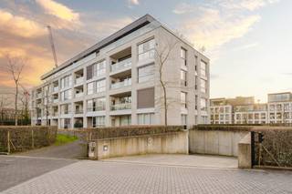Dit magnifieke appartement met een bewoonbare oppervlakte van 211m² bevindt zich op het 3e verdiep en geniet de volgende indeling. Via de inkomhal met vestiaire en gastentoilet betreedt u de lichtrijke eetruimte. De stijlvolle elektrische haard vormt een visuele scheiding tussen de lichtrijke eetruimte en de gezellige leefruimte. Aansluitend bij de leefruimte is er een bibliotheek die perfect kan dienen als bureauruimte.De volledig uitgeruste keuken is voorzien van alle modern comfort, waaronder een Amerikaanse koelkast, vriezer, vaatwasser en een bordenwarmer. Direct daarnaast vindt u een praktische, ruime berging met de nodige aansluitingen voor een wasmachine en droogkast.Het appartement beschikt over 2 volwaardige slaapkamers voorzien van inbouwkasten. Elke kamer heeft een eigen badkamer. De ene badkamer is uitgerust met een ligbad, inloopdouche, dubbele lavabo en toilet. De tweede badkamer is identiek ingericht, maar beschikt over een kleine dressing in plaats van toilet. Beide badkamers geven uit op het 2e terras, waar u kunt genieten van de ochtendzon. Het appartement beschikt over een dubbele garagebox. Elke ruimte in het appartement is optimaal benut met hoogwaardige inbouwkasten. Extra: - per direct beschikbaar- forfaitaire kost voor gem. delen: €250 / maandWenst u een bezoek of meer informatie? Contacteer Cléo op het nummer 056 26 56 33 of vraag een bezoek aan via www.dewaele.com!