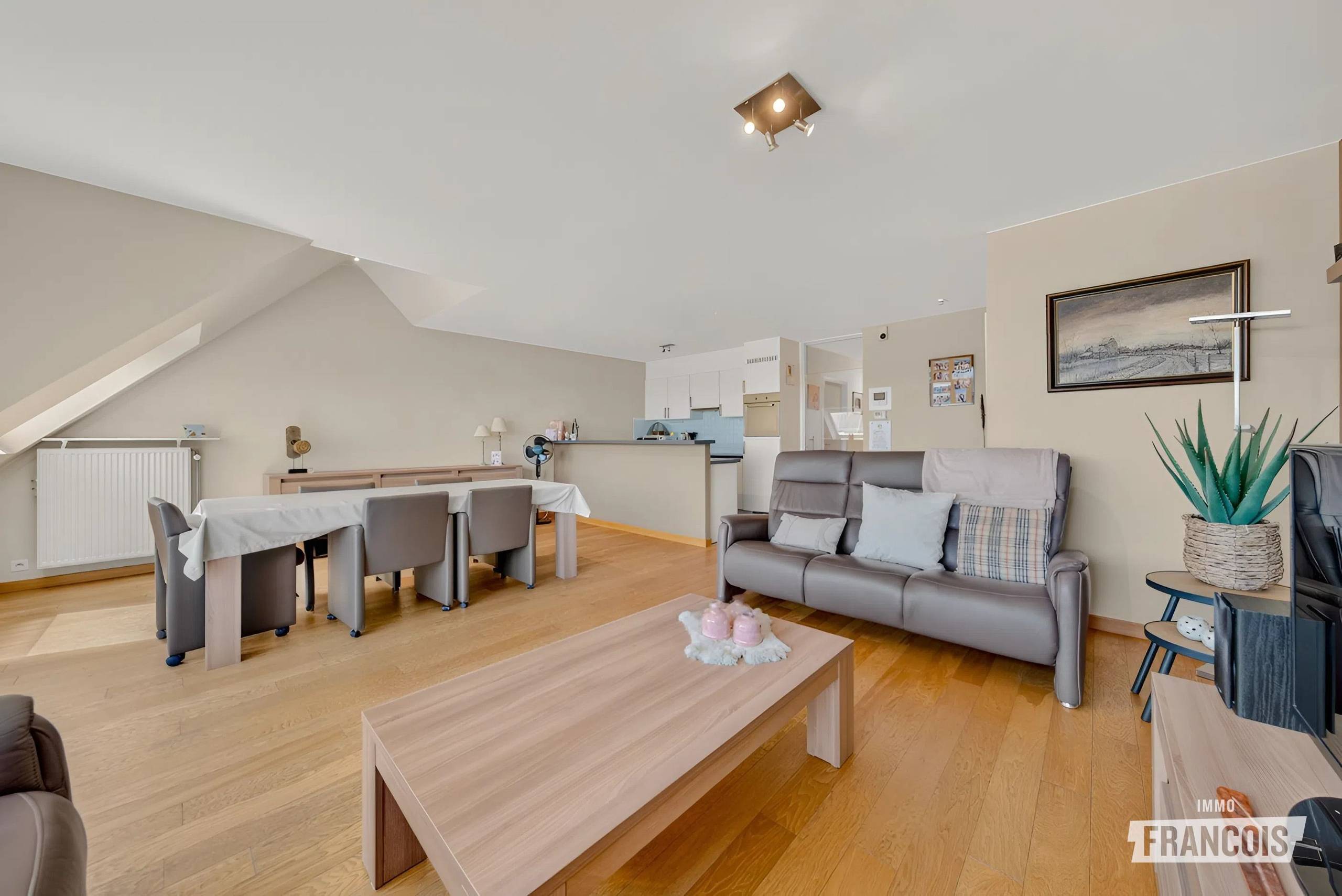Ruim en instapklaar appartement met zonnig terras in hartje Harelbeke te koop! - foto 2