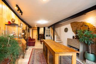 Meer info of een vrijblijvende waardebepaling: pieter.buedts@homixx.be of 016 19 93 47.<br /><br />Met veel genoegen stellen wij deze gerenoveerde en uiterst energiezuinige woning (EPC A!) aan u voor! Gelegen in de gezellige Demerstraat met zicht op historische gebouwen, op slechts enkele stappen van de markt, scholen, en winkels, biedt deze woning het beste van zowel stedelijk als natuurlijk wonen. In de buurt vind je prachtige groene zones zoals het Cerckelpark, Citadelpark en het natuurgebied Webbekoms Broek, ideaal voor wandelingen en recreatie.<br /><br />Indeling: <br />Gelijkvloers: De gelijkvloerse verdieping biedt een multifunctionele ruimte die zich perfect leent als handelsruimte, extra slaapkamer, bureau of hobbykamer. Dankzij de aanwezige inbouwkasten geniet u bovendien van heel wat praktische opbergruimte. Aansluitend bevindt zich een ruime berging met tal van mogelijkheden. <br />Eerste verdieping: Op deze verdieping vindt u twee comfortabele slaapkamers en een modern ingerichte badkamer die alle nodige comfort biedt. <br />Tweede verdieping: Hier bevindt zich de lichtrijke leefverdieping met een open keuken, uitgerust met een inductiekookplaat (eenvoudig om te schakelen naar gas). De gezellige woonkamer sluit aan op een aangenaam terras van 15 m², waar u in alle rust kunt genieten van de buitenlucht. <br />Zolder: Een praktische bergzolder voor extra opslag.<br /><br />Troeven:<br />- Uiterst energiezuinig (EPC A) <br />- Centrale ligging nabij het centrum <br />- Gezellig terras en extra opbergruimte dankzij de zolder