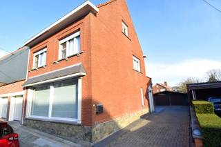 Deze instapklare gezinswoning biedt een zee aan ruimte en comfort, ideaal voor wie op zoek is naar een warme thuis met tal van mogelijkheden.Indeling...