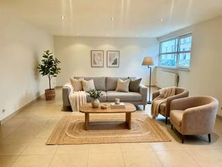 <p>Gezellig gelijkvloers appartement TE HUUR in zijstraat van de markt van Oudenaarde.</p><p>Op zoek naar een comfortabele en toegankelijke woonplek op een toplocatie?<br />Dit instapklaar appartement maakt deel uit van een kleinschalige rustige residentie en dit <br />in het historisch centrum van Oudenaarde, winkels, horeca en openbaar vervoer.</p><p>Indeling: inkom, apart toilet, ruime woonkamer, mooie afzonderlijke keuken voorzien van het nodige comfort, badkamer met dubbele lavabo, douche en ligbad, <br />een wasplaats/berging ,2 slaapkamers ,1 bureauruimte/hobbykamer en een gezamenlijke binnentuin om in te vertoeven.<br />(Om u een goed beeld te geven van de ruimte en de indelingsmogelijkheden, zijn enkele foto’s van deze woonst voorzien van virtuele meubels)<br />Extra: een autostaanplaats in een afgesloten garage.<br />Onmiddellijk beschikbaar</p><p>Interesse? <br />Vraag uw bezoek aan via onze website www.immodhondt.be </p>