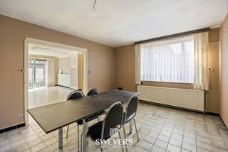 Uniek in Sint-Truiden: 223 m² woonruimte én een garage van ca. 100 m²! Deze ruime woning in de Sint-Jansstraat 13 ligt op slechts 1 km van de Grote Markt en onderscheidt zich door haar uitzonderlijke garage met plaats voor meerdere wagens. Ideaal voor autoliefhebbers, hobbyisten of wie op zoek is naar veel werk- en opslagruimte. De woning beschikt daarnaast over een ruime leefruimte, een vernieuwde keuken en 2 slaapkamers. Het dak werd vernieuwd in 2011, de keuken in 2021 en de garagepoort in 2023. Ontdek alle mogelijkheden en foto’s op www.swevers.be of plan uw bezoek via 012 699 900.<br /><br />Bron bewoonbare oppervlakte: EPC-verslag. Dit pand is onderworpen aan de renovatieverplichting van de Vlaamse overheid voor residentiële gebouwen (behoudens bij sloop binnen 5 jaar na aankoop). Meer informatie vindt u via de website van het Vlaams Energie- en Klimaatagentschap.