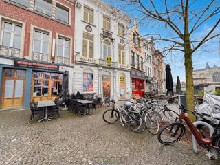 TE HUUR, ZEER RUIM en veelzijdig handels- en commercieel pand in het centrum van OudenaardeOntdek dit uitzonderlijke...