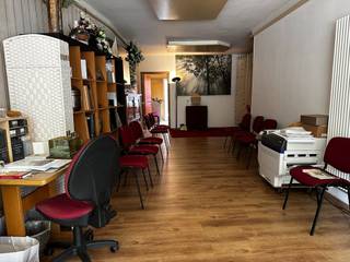 Verhuurd opbrengsteigendom bestaande uit handelsgelijkvloers en 2 appartementen & 2 garages in het centrum van Zandhoven. Handelsgelijkvloers (ca. 85...