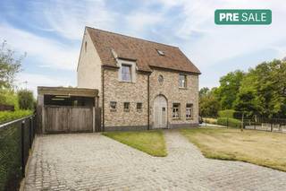 Ben jij op zoek naar een moderne, instapklare en vooral energiezuinige woning? Kom dan deze prachtige villa ontdekken tijdens onze Pre-sale op zaterdag 19/09 van 10u30 tot 12u!<br /><br />Gelegen op een ruim perceel van 1.516 m², biedt deze villa alles wat u zoekt: comfort, ruimte en een prachtige tuin met bijgebouw om heerlijk te ontspannen. <br /><br />Deze villa werd opgetrokken in een landelijk-moderne stijl en verder afgewerkt met kwalitatieve materialen. <br /><br />Binnen geniet je van een ruime, aangename leefruimte met open keuken. De woning is praktisch ingedeeld en combineert comfort met een warme, huiselijke sfeer. Grote raampartijen zorgen voor een overvloed aan natuurlijk licht en een mooi zicht op de ruime tuin. <br /><br />NDELING<br /><br />Ruime inkomhal met toilet - ruime leefruimte houthaard en eetplaats - open keuken - wasplaats - ruime carport met poort - terras - tuin - bijgebouw<br /><br />Slaapkamer 1 - toilet - badkamer (dubbele lavabo, ligbad, inloopdouche) - slaapkamer 2 - slaapkamer 3 <br /><br />Ruime zolder die verder kan afgewerkt worden tot extra kamer.<br /><br />ALGEMENE INFO<br />- Hoogwaardig afgewerkt met duurzame materialen zoals een parketvloer, een eiken carport en een cederhouten bijgebouw.<br />- Uitstekende energieprestatie met een EPC-label A en uitgerust met een zonneboiler.<br />- Rustig gelegen op een toplocatie met een snelle en vlot bereikbare verbinding naar belangrijke invalswegen.<br /><br />Interesse in deze woning? Maak dan zeker uw afspraak voor deze woning te koop in Avelgem via 0472 18 64 20 of matisse.vandererven@dewaele.com.<br /><br />De eigendom wordt aangeboden via de Pre-sale formule. Op 19/09/2026 tussen 10:30 en 12:00 kan u het huis op afspraak komen bezichtigen en een bod uitbrengen. De vermelde prijs is een instelprijs. Voor meer info, gelieve contact op te nemen met de dossierverantwoordelijke.<br /><br />Bestuursmaatregelen in het maatregelenregister: nee