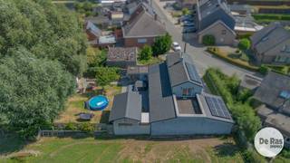 KIJKDAG ZAT. 5 SEPTEMBER VAN 10u TOT 13u ( OP AFSPRAAK!)<br /><br />AALST - INSTAPKLARE WONING MET TUIN EN 3 KAMERS OP TOPLOCATIE <br />Deze woning ligt tussen 2 werelden, enerzijds heb je prachtige natuur en rust en anderzijds woon je nabij centrum Aalst, winkels, scholen, openbaar vervoer, etc...<br /><br />Het huis bestaat uit een royale inkom -en traphal, gezellige woonkamer met inbouwkachel en zicht op de tuin, gezellige leeshoek of bureauruimte, eetplaats en heel goed uitgeruste keuken. Ernaast is er op het gelijkvloers een topbadkamer met dubbele lavabo, ligbad en inloopdouche, een nuttige berging of wasplaats en extra kamer of bureau. Vandaag is deze laatste ingericht als een hobbykamer.<br /><br />Op het verdiep zijn er twee slaapkamers en kleine kamer, die men gebruikt als dressing en een apart toilet. De masterbedroom heeft nog een bijkomend zonneterras, klaar om verder fijn in te richten. <br /><br />De tuin is gemaakt om te genieten, met zijn groot terras en pergola met buitenkeuken maar vooral de buitenbadkamer met stoomcabine en douche! <br />Met zicht op weides en geluidsstil, kan je er alleen maar genieten van zomerse dagen en avonden.<br /><br />Vooraan is er nog een grote oprit en een garage voor auto en fietsen. Bijkomend nog te vermelden is het super goede EPC, recente zonnepanelen, dubbele beglazing, CV op gas,.... kortom snel je afspraak boeken! Bel 053/60.65.60