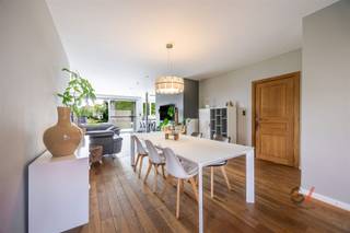<p>Achter de gevel van deze instapklare open bebouwing schuilt een oase van pure rust. Zie je jezelf al zitten in de tuin, met een vrij zicht over het uitgestrekte groen en geen buren die binnenkijken? En wanneer de zomerse temperaturen stijgen, duik je zo je eigen privézwembad in voor de ultieme verfrissing.</p><p>Binnen verrast het huis met minstens zoveel mogelijkheden. Je beschikt over maar liefst vier ruime slaapkamers én nog een extra ruimte die je naar eigen wens kan invullen: als rustige thuiswerkplek, een extra bergruimte, een gezellige speelkamer voor de kinderen of de ultieme mancave.</p><p>Het leukste van alles? Deze vrijstaande woning is helemaal instapklaar: enkel je spullen neerzetten en beginnen genieten. Dankzij een energielabel A en je eigen zonnepanelen woon je bovendien slim en zorgeloos, zonder dat je je druk hoeft te maken over de energierekening.</p><p>Ook praktisch klopt het plaatje helemaal: op de ruime oprit voor de deur is altijd plek genoeg voor jouw auto en die van je bezoek.</p><p>Wil je dit unieke gevoel van vrijheid zelf komen ervaren? Contacteer vandaag nog Kim van Gilles vastgoed (0468/486 127) en plan jouw bezoek.</p>