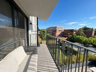 <p><span>Modern 2-slaapkamerappartement met aangenaam terras, gelegen in het centrum van Kapellen, inclusief lift en privatieve autostaanplaats! </span></p><p><span> </span></p><p><span>INDELING</span></p><p><span>De inkomhal is voorzien van een gastentoilet met handenwasser en ingebouwde vestiairekasten. Van hieruit bereikt u de lichtrijke leefruimte, ingedeeld in een gezellige zithoek, een eethoek en een open keuken, uitgerust met alle hedendaagse inbouwtoestellen. Aansluitend bevindt zich het aangename terras met een open uitzicht.<br />Verder beschikt het appartement over twee slaapkamers, een ingerichte badkamer met wastafel en inloopdouche, evenals een praktische wasplaats/berging. Het volledige appartement is voorzien van vloerverwarming.</span></p><p><span><br />Bijzonderheden: </span></p><p><span>- Gelegen op de tweede verdieping, bereikbaar met de lift.</span></p><p><span>- Rustig gelegen aan de achterzijde van het gebouw, waardoor u in alle rust kunt genieten, terwijl u zich toch in het centrum van Kapellen bevindt, op wandelafstand van winkels, horeca, openbaar vervoer en andere voorzieningen.</span></p><p><span>- Beschikbaar vanaf 1 september 2026.</span></p><p><span>- Langdurige verhuur (9-jarig huurcontract).</span></p><p><span>- Basishuurprijs: 1.150/maand + 50 vaste kosten ( 1.200/maand in totaal).</span></p><p><span>- Privatieve autostaanplaats op eigen terrein inbegrepen en bergruimte</span></p><p><span>- Recent en energiezuinig appartement</span></p><p><span>- De meubels op de foto's zijn niet inbegrepen.</span></p>