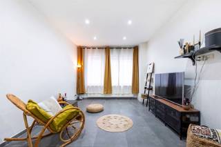 <p>Volledig gerenoveerde gezinswoning met 4 ruime slaapkamers en EPC B</p><p>Deze volledig gerenoveerde gezinswoning aan de Boomsesteenweg 318 in Antwerpen combineert ruimte, energiezuinigheid en een centrale ligging. Met vier volwaardige slaapkamers, een EPC B, een nieuw dak, een nieuwe verwarmingsinstallatie, een gemoderniseerde badkamer en keuken en een conforme elektrische installatie is deze woning volledig instapklaar.</p><p>De woning beschikt over vier ruime slaapkamers. De gemoderniseerde keuken en badkamer zorgen voor hedendaags wooncomfort, terwijl het nieuwe dak, de nieuwe verwarmingsinstallatie en het gunstige EPC B-label bijdragen aan een energiezuinige en zorgeloze woonervaring.<br />Achteraan bevindt zich een onderhoudsvriendelijke koer.</p><p>De centrale ligging vormt een extra troef. De woning bevindt zich vlak bij de A12, de Antwerpse Ring, de Abdijstraat met haar uitgebreide winkelaanbod en het Kielpark. Ook scholen, openbaar vervoer en andere dagelijkse voorzieningen liggen in de onmiddellijke omgeving.</p><p><strong><u>Indeling</u></strong><br />- Gelijkvloers: inkomhal, leefruimte, gemoderniseerde keuken, badkamer en koer.<br />- Eerste verdieping: twee ruime slaapkamers.<br />- Tweede verdieping: twee ruime slaapkamers.</p><p><strong><u>Troeven</u></strong><br />- Centrale ligging<br />- EPC B<br />- Vier ruime slaapkamers<br />- Nieuw dak<br />- Nieuwe verwarmingsinstallatie<br />- Conforme elektrische installatie<br />- Volledig gerenoveerd en instapklaar</p><p>Interesse? Neem gerust contact op voor meer informatie of een bezichtiging: <strong>info@markasa.be</strong> of <strong>03/827.72.92</strong></p>