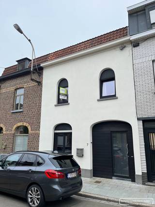 <p>De woning werd volledig gestript en volgens de nieuwste normeringen op vlak van <strong>energiezuinigheid </strong>afgewerkt. Het heeft een <strong>praktische indeling</strong> en werd ingericht met <strong>mooie vloeren en laminaat in de kamers</strong>, <strong>grote ramen</strong>, <strong>ruim binnenterras</strong>,<strong> nieuwe keuken</strong> <strong>en badkamer</strong>, enz.</p>
<p>Indeling: Aan de <strong>inkom </strong>heeft u ruim plaats voor het organiseren van een vestiaire. Er is een <strong>apart toilet met lavabo</strong> en een <strong>wasplaats</strong> met aansluiting voor wasmachine/droogkast en ruim plaats voor het drogen van was en te strijken. De <strong>woonkamer met open keuken</strong> is <strong>zeer ruim</strong>. Aan het <strong>eiland </strong>kan men plaatsnemen met hoge stoelen. Er is voldoende <strong>kastruimte </strong>om alles netjes op te bergen. Er is een <strong>vaatwas </strong>voorzien, <strong>keramische kookplaat, inbouwfrigo, oven, dampkap en dubbele wastafel. </strong>Er zijn <strong>3 ruime slaapkamers</strong> en een <strong>hobbyruimte</strong>. De mooi betegelde <strong>badkamer </strong>heeft een <strong>bad, inloopdouche, lavabomeubel</strong> en <strong>handdoekdroger</strong>. Er is een <strong>apart toilet op de gang</strong>.<br />Het <strong>ruim binnenterras </strong>is onderhoudsvriendelijk, dus bij het eerste straaltje zon kan u onmiddellijk genieten. De woning is <strong>volledig geschilderd</strong> en is voorzien van <strong>lichtarmaturen</strong>. <br /><br />Perfecte gelegen!<br /><strong>Op fietsafstand van het centrum van Kortrijk, vlot naar de E17. Rustige ligging.</strong><br />Praktisch in een straat met betalend parkeren, is de<strong> dubbele garage </strong>achteraan de woning voor een <strong>grote en kleine wagen</strong> of <strong>1 grote wagen en fietsen</strong>,...<br /><br />Vrij vanaf <strong>01/11/2026</strong><br />Huurprijs: <strong>1100 Euro/maand</strong><br /><br />Interesse in en bezoek? Schrijf je in via onze website op het bezoekmoment dinsdag 25/8 van 16 tot 17u.</p>
<p> </p>