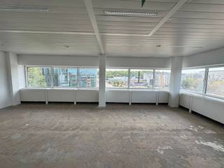 <p>Deze professionele kantoorruimte is voorzien van hoogwaardige technische afwerkingen, waaronder een verlaagd plafond, ingebouwde verlichting en ingebouwde airconditioning. Sanitaire voorzieningen zijn beschikbaar in de gemeenschappelijke delen, samen met apart douches voor heren en dames.</p>
<p>Het gebouw beschikt over een interfoon, lift, en zowel buiten- als binnenparking.</p>
<p>De grotere oppervlaktes zijn deelbaar vanaf 133m², wat flexibiliteit biedt voor huurders met verschillende ruimtebehoeften.</p>
<p><strong>Ligging:</strong> Gunstig gelegen nabij een bushalte en tramhalte, met snelle toegang tot de E40. Ook een supermarkt en fitnesscentrum zijn in de buurt, wat de praktische ligging nog versterkt.</p>