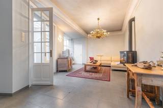 Imposant immeuble commercial composé d'un grand nombre d'espaces pouvant servir à une profession libérale, ainsi qu'une maison d'habitation avec...