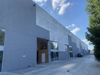 Op een invalsweg te Hooglede bevindt zich deze loods te huur van ca. 542m².Specificaties:- geautomatiseerde sectionaalpoort(4,5mB x 5mH)-...
