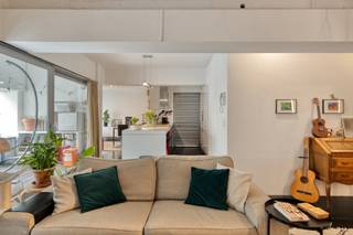 Deze stijlvolle loftwoning maakt deel uit van het residentiële complex “SBS-lofts”, gelegen aan de Jamarlalaan 19 aan een mooi beveiligd complex. Het pand combineert een moderne industriële uitstraling met een functionele en comfortabele indeling, ideaal voor wie op zoek is naar een hedendaagse woonbeleving.
Bij het betreden van de woning komt u in het ruime en lichtrijke leefgedeelte, waar de woonkamer naadloos overgaat in een aangenaam terras. De open keuken sluit perfect aan bij de leefruimte en is praktisch ingericht, met een aanpalende berging voor extra opbergruimte. De eetkamer vormt een harmonieus geheel met de rest van de leefruimte, wat zorgt voor een open en uitnodigende sfeer.
Het slaapgedeelte is doordacht ingedeeld en bereikbaar via een nachthal met geïntegreerde dressing. Verder beschikt de woning over een sanitaire cel met toilet en een comfortabele slaapruimte die rust en privacy garandeert.
Kortom, deze loftwoning combineert ruimte, licht en een praktische indeling met een gunstige ligging binnen een modern wooncomplex, en vormt zo een ideale opportuniteit voor zowel eigen bewoning als investering.
Meer info of een bezoek: Michael@immoaccenta.be