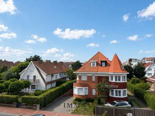 Dit westgericht en ruim appartement met open zicht is centraal gelegen, vlakbij de zee, het Zegemeer en de Lippenslaan. Het appartement beschikt over een inkomhal met afzonderlijk gastentoilet, een ruime leefruimte en een keuken. Verder zijn er drie volwaardige slaapkamers en een aparte badkamer. Twee van de slaapkamers bieden toegang tot het terras aan de achterzijde van het gebouw. Dankzij de centrale ligging en de ruime indeling vormt dit appartement een uitstekende opportuniteit.<br />Er is een kelderberging inbegrepen.<br /><br />Aarzel niet om ons te contacteren voor meer info: tel.: 050 62 44 14 of via knokke@immax.be