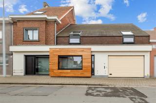 Centraal gelegen woonst met handelspand en atelier te koop! Indeling: Op het gelijkvloers: winkelruimte met aansluitend atelier, garage,...