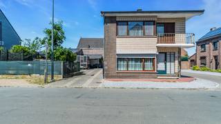 Bent u op zoek naar een ruime gezinswoning met tal van mogelijkheden, een centrale ligging en interessante extra troeven? Dan is deze verzorgde woning aan de Dorpsstraat 27 in Maasmechelen absoluut een bezoek waard. Met een bewoonbare oppervlakte van maar liefst 167 m² en gelegen op een hoekperceel van 2a 64ca, biedt deze woning een mooie combinatie van ruimte, comfort en toekomstmogelijkheden.<br /><br />De woning beschikt over drie volwaardige slaapkamers, waardoor ze ideaal is voor gezinnen, koppels die extra ruimte wensen of mensen die een aparte hobby- of bureauruimte willen creëren. Daarnaast is de woning deels onderkelderd, wat extra praktische bergruimte voorziet voor voorraad, fietsen, hobbymateriaal of andere opslagmogelijkheden.<br /><br />Een belangrijke meerwaarde is het vernieuwde dak, waardoor toekomstige eigenaars meteen genieten van extra zekerheid en minder zorgen op langere termijn. Bovendien zijn er zonnepanelen aanwezig, wat een interessante troef vormt op vlak van duurzaamheid en energiebesparing. Ook energetisch scoort deze woning mooi met een EPC van 245 kWh/m² per jaar, goed voor een C-label. Dit betekent dat de woning reeds een degelijke energieprestatie neerzet zonder dat er een renovatieverplichting van toepassing is. Een C-label biedt vandaag een aantrekkelijke balans tussen wooncomfort en energieverbruik en vormt een sterke basis voor wie op termijn eventueel nog verdere optimalisaties wenst door te voeren.<br /><br />Aan praktisch comfort werd eveneens gedacht. De woning beschikt over een sectionale poort, die niet alleen zorgt voor een moderne uitstraling maar ook voor gebruiksgemak en een efficiënte benutting van de beschikbare ruimte. Een bijkomende interessante troef bevindt zich aan de achterzijde van de woning, waar mogelijkheden aanwezig zijn voor het creëren van een handelspand, praktijkruimte of zelfstandige activiteit. Dit maakt de woning bijzonder interessant voor wie wonen en werken graag combineert of op zoek is naar extra investeringspotentieel.<br /><br />De ligging op een hoekperceel biedt bovendien heel wat voordelen. Dankzij de extra gevelbreedte geniet de woning van een aangename lichtinval en een ruimtelijk gevoel. Daarnaast creëert een hoekligging vaak meer openheid, extra privacy en bijkomende mogelijkheden op vlak van toegankelijkheid en toekomstige inrichting.<br /><br />Ook de ligging zelf vormt een sterke troef. De woning bevindt zich aan de Dorpsstraat in Maasmechelen, een centrale locatie waar rust en bereikbaarheid mooi samenkomen. In de directe omgeving vindt u diverse winkels, supermarkten en dagelijkse voorzieningen waardoor alles binnen handbereik ligt. Daarnaast bevinden zich verschillende scholen, kinderopvangmogelijkheden en sportfaciliteiten in de buurt, wat deze locatie bijzonder aantrekkelijk maakt voor gezinnen.<br /><br />Voor wie graag geniet van een gezellige lunch of een avondje uit zijn er tal van eetgelegenheden, restaurants en cafés in Maasmechelen en de omliggende omgeving. Ook shoppingliefhebbers zitten hier goed dankzij de nabijheid van onder andere Maasmechelen Village en andere winkelmogelijkheden in de regio.<br /><br />De bereikbaarheid is bovendien uitstekend dankzij de vlotte verbinding naar de E314, waardoor steden zoals Genk, Hasselt, Maastricht en omliggende gemeenten snel en eenvoudig bereikbaar zijn. Hierdoor combineert deze woning de voordelen van rustig wonen met een uitstekende mobiliteit.<br /><br />Wens jij deze woning te bezichtigen? Aarzel niet en neem contact met ons op, we staan voor je klaar!<br />Tel.: 0032 497 84 48 80<br />E-mail: info@caenenvastgoed.be<br /><br />Tot binnenkort!