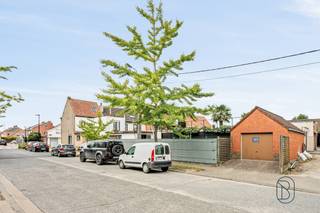 Deze woning is goedgelegen, in de nabijheid van winkels, openbaar vervoer en op fietsafstand van centrum Waregem. Degelijke ruime woonst met tuin...