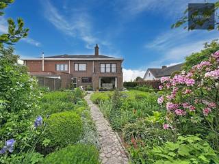 Wie op zoek is naar een stevige stevige woning met een mooie tuin, om naar eigen smaak verder te moderniseren is hier aan het juiste adres.<br />Met een bewoonbare oppervlakte van 213m² en zijn prima onderhouden staat biedt deze eigendom zeer veel mogelijkheden.<br />Het huis omvat :<br />* ruime inkomhal met vestiaire en gastentoilet<br />* lichtrijke leefruimte met open haard<br />* ruime aparte keuken<br />* droge kelder<br />* garage met geautomatiseerde poort en washoek<br />* badkamer met ligbad en toilet<br />* drie ruime slaapkamers<br />* bergkamer die kan omgevormd worden tot dressing/bureau/slaapkamer<br />* geïsoleerde zolder<br />Voor- en achteraan is de woning volledig omgeven door een prachtig aangelegde, zongerichte tuin met vijvertje, terras en moestuin met serre.<br />Maak nu uw afsprak om de vele mogelijkheden te ontdekken : angelo@immo-termote.be - 0497/429.446.