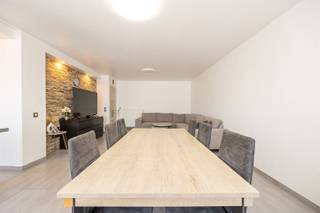 <p><span>Netjes afgewerkt appartement bij Boekenbergpark</span></p><p><span> </span></p><p><span>Dit appartement ligt in de Vroenhofstraat, in groene omgeving, op wandelafstand van het Boekenbergpark. Ideaal voor wie houdt van een frisse neus halen en toch dicht bij alles wil wonen. Openbaar vervoer op enkele minuten stappen aan de Boekenberglei en Dascottelei. Voor je dagelijkse boodschappen vind je supermarkten zoals Delhaize, ALDI en Carrefour Express vlakbij, aangevuld met verschillende bakkers, apotheken en gezellige cafés en restaurants in de buurt.</span></p><p><span> </span></p><p><span>Troeven:</span></p><p><span>• Open keuken die vloeit in de leefruimte</span></p><p><span>• 3de kamer ingericht als slaapkamer</span></p><p><span>• Voorzien van rolluiken</span></p><p><span>• Inloopdouche</span></p><p><span>• Proper en netjes afgewerkt</span></p><p><span>• Op wandelafstand van parken, openbaar vervoer en horeca.</span></p><p><span> </span></p><p><span>Zodra je binnenstapt, valt meteen op hoe verzorgd dit appartement is afgewerkt. De leefruimte en keuken vormen één geheel, wat zorgt voor een open en gezellige sfeer waar koken en samenzijn moeiteloos in elkaar overlopen. De 3 kamers bieden voldoende ruimte voor een gezin, een plek om thuis te werken of gewoon wat extra comfort. De 3de kamer doet momenteel dienst als slaapkamer maar ook perfect als berging gebruikte worden of bureau. De rolluiken zorgen voor extra veiligheid en verduistering, en met de bijkomende extra's is dit appartement helemaal instapklaar. En dat op een boogscheut van het Boekenbergpark, waar je zo je dagelijkse portie groen en rust vindt. </span></p><p><span> </span></p><p><span>Contacteer Sinjoor Makelaars op 03 646 66 55 of christophe@sinjoor.be voor meer informatie of een bezoek ter plaatse.</span></p><p><span> </span></p><p><span> </span></p>