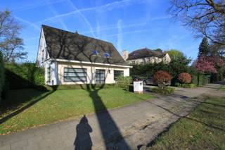 Instapklare villa met vier slaapkamers en een zonnige tuin, gelegen op een gunstige locatie te Vriesdonk.<br />Via de inkomhal met afzonderlijk toilet en vestiaire betreedt u de woning. Apart bureauruimte (ca. 12 m²) met ingemaakte kasten. De ruime woon- en eetkamer (ca. 50 m²) beschikt over een tegelvloer en een open haardcassette. Dankzij de grote schuiframen heeft u een mooi zicht en directe toegang tot de fraai aangelegde tuin.<br />De volledig uitgeruste keuken is voorzien van kwalitatieve Miele-toestellen (koelkast, keramische kookplaat, dampkap, oven, microgolfoven en vaatwasser). Aansluitend bevindt zich een ruime bijkeuken met maatkasten en aansluitingen voor wasmachine en droogkast. <br />Op de verdieping zijn er vier slaapkamers (ca. 16 – 14 – 14 – 11 m²), waarvan de masterbedroom uitgerust is met maatkasten. De ingerichte badkamer beschikt over een ligbad, douche, toilet en dubbele lavabo.<br />De woning biedt een verzorgde en kwalitatieve afwerking, dubbele beglazing en centrale verwarming op gas. Er is een buitenberging en een kelderberging (ca. 8 m²). Beschikbaar vanaf 1 maart 2026.