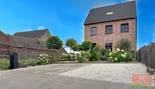 <p>Ontdek deze prachtige energiezuinige woning gelegen te Vlierzele, waar hedendaags comfort en moderniteit hand in hand gaan.<br />Door zijn ideale ligging nabij de N9 Aalst - Gent bereikt u vlot de E40, R4 en E17. Winkels, scholen en openbaar vervoer in de directe omgeving.<br /><br /><strong>Ideale woning én absolute topper voor starters, gezinnen of wie op zoek is naar een duurzame investering!</strong><br /><br />Deze instapklare gezinswoning, bouwjaar 2022 en klaar voor de toekomst, beschikt over een mooie bewoonbare oppervlakte van 182m² en is omgeven door een zuidelijk zonneterras en uitnodigende tuin op een royaal perceel van liefst 820m². Hier vindt u de ideale combinatie van functionele ruimte en een warme sfeer, perfect voor een heerlijk en zorgeloos gezinsleven.<br /><br /><strong>De indeling is als volgt:</strong> <br /><strong>beneden:</strong> inkomhal met apart toilet, ruime lichtrijke woon- en eetkamer van 50m², functionele open keuken met eiland, berging, CV-ruimte en wasplaats. Via de raampartijen met zonnefilters bereikt u het zonovergoten terras van 35m² met automatische zonneluifel, en nodigt de royale tuin uit tot genieten in absolute rust en uren speelplezier voor de kinderen.<br /><strong>boven: </strong>3 slaapkamers en een ruime badkamer met toilet en inloopdouche.<strong> </strong>De grote zolder (45m²) biedt mogelijkheden voor extra (slaap)kamers of een bureau /ontspanningsruimte.<br /><br /><strong>Troeven:</strong><br />✅Vloerverwarming beneden en boven<br />✅EPC A-label / Elektriciteit conform<br />✅Warmtepomp en 10 zonnepanelen<br />✅2 private parkeerplaatsen<br />✅Zuidelijk zonneterras met automatische luifel<br />✅Tuin bereikbaar via achterliggende wegel<br /><br /><strong>Weet:</strong> De vermelde prijs is een richt-/startprijs. Deze methode geeft jou, als potentiële koper, de kans om op een transparante manier te bieden. Na ontvangst van deze biedingen zal de verkoper beslissen of hij/zij de eigendom verkoopt aan het hoogste bod, de richtprijs is aldus niet bindend voor de verkoper.<br /><br /><strong>Benieuwd naar deze absolute topper ?? Kom langs tijdens onze bezoekdag !!</strong><br />Afspraak via immo@vastgoed-ff.be, bel <strong>053/21.21.21</strong> of <strong>Gunther op 0476/60 67 96 </strong><br /><br /><strong>Wees snel en mis deze unieke kans niet !!</strong><br /> </p>