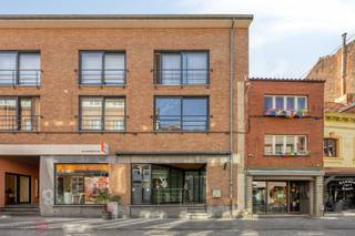 Uniek handelspand te huur in hartje Leuven<br />Gelegen in dé belangrijkste winkel-wandelstraat van Leuven vindt u dit veelzijdige handelspand met een oppervlakte van ca. 75 m².<br />Indeling:<br />Gelijkvloers (ca. 40 m²)<br />Halve verdieping omhoog (ca. 32 m²) met toog en sanitaire ruimte<br />Kelderruimte<br />Autostaanplaats onder het gebouw<br />Het pand werd in het verleden reeds succesvol uitgebaat als tattooatelier en ijssalon, en biedt dus tal van mogelijkheden. Horeca is echter niet toegelaten.<br />Bevoorrading is eenvoudig mogelijk via de Lepelstraat (met auto of bestelwagen).<br />Troeven:<br />Toplocatie in het commercieel centrum van Leuven<br />Inclusief autostaanplaats<br />Goede bereikbaarheid voor leveringen<br />Bel ons gerust voor meer informatie of een vrijblijvend bezoek! email naar Info@immo-m.be of 0468 22 53 22