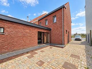 Aan het Terdonkplein in Doornzele, op de grens met Desteldonk aan het water, ligt deze verzorgde energiezuinige halfopen bebouwing op een perceel van 530 m². Dankzij de centrale ligging zijn de omliggende invalswegen vlot bereikbaar. Achter de woning strekt zich een natuur- en bosgebied uit met onder meer een speelbos en een centraal uitkijkpunt (koppelingsgebied).<br /><br />Binnenin de gerenoveerde woning geniet u van een aangename leefruimte, een recent vernieuwde keuken, een ruime badkamer en vier slaapkamers. De ruime tweede verdieping biedt de mogelijkheid tot het creëren van extra slaapkamers. Buiten vormen de tuin, de ruime oprit en het bijgebouw een mooie aanvulling. Er heerst ook een leuke vibe door de aanwezigheid van het kanaal aan de voorkant ! <br /><br />De troeven op een rij:<br />- Instapklare halfopen bebouwing in Doornzele/Desteldonk<br />- Perceel van 530 m² met aangename tuin<br />- Creëren van 5 slaapkamers mogelijk!<br />- Vernieuwd dak, HR beglazing en nieuwe gevels (+ isolatie)<br />- Zonnepanelen en centrale verwarming op aardgas !<br />- Garage + ruime oprit en voldoende parkeergelegenheid<br />- EPC: 106 kWh/(m² jaar) – label B, net geen A!<br />- Asbestveilig ! <br />- Elektrische installatie conform !<br />- Nieuwe leidingen !<br /><br />Een complete gezinswoning voor wie comfortabel wonen wil combineren met buitenruimte en heel wat praktische berg- en parkeermogelijkheden. Meer info of een bezoek? Bel WIJSvastgoed op +32 9 395 80 10 !