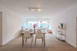Discover this renovated two-bedroom apartment, located on the second floor of Residence Neptunus in the heart of Ostend. Thanks to its...
