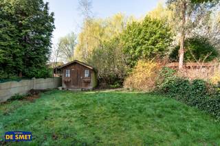 Bent u op zoek naar een rustig gelegen woning in een aangename buurt?Dan is dit te vernieuwen eigendom ongetwijfeld iets voor u!Deze halfopen...