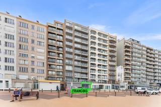 Dit uitzonderlijk ruime pand van maar liefst 201 m² bevindt zich op een unieke en rustige locatie langs de Blankenbergse Zeedijk. Tot voor kort deed het dienst als handelsruimte, maar binnenkort wordt het omgevormd tot een indrukwekkend duplexappartement. Dankzij de absolute topligging geniet u hier van directe toegang tot strand en zee, terwijl diverse winkels, gezellige horeca, scholen en openbaar vervoer zich allemaal op wandelafstand bevinden. Een plek waar rust en levendigheid elkaar moeiteloos aanvullen.<br /><br />Het appartement wordt casco aangeboden, wat de toekomstige eigenaar de vrijheid geeft om de volledige afwerking volledig naar eigen smaak en woonstijl te realiseren. Zo creëert u hier een woning die perfect aansluit bij uw persoonlijke comfort en wensen. De plannen die werden ingediend voor de bestemmingswijziging zijn terug te vinden in de bijlagen.<br /><br />Bij binnenkomst leidt de inkomhal naar de royale leefruimte van 50 m² met open keuken en rechtstreekse toegang tot het privatieve terras aan de voorzijde. Grote raampartijen zorgen hier voor een overvloed aan natuurlijk licht en een prachtig uitzicht op zee. Achteraan bevinden zich twee ruime slaapkamers, aangevuld met twee badkamers en twee bergingen. Via de centraal gelegen traphal bereikt u de benedenverdieping, waar nog twee extra slaapkamers en een grote polyvalente hobbyruimte aanwezig zijn die volledig naar eigen wensen kan worden ingericht.<br /><br />Een uniek appartement op een toplocatie, volledig casco en dus af te werken volgens uw eigen stijl, met royale binnenruimtes en een groot privatief terras dat uitkijkt op de zee: dit is een zeldzame kans aan de Blankenbergse Zeedijk.<br /><br />