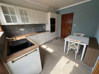 3-slaapkamer woning met garage in Muizen nabij Mechelen<br /><br />Open bebouwing - bew.opp. 153³m - 7.7 are - bouwjaar 1979<br /><br />Deze charmante woning met drie slaapkamers biedt een rustige ligging en een aangename woonomgeving in een residentiële wijk in een doodlopende straat. Op 10 minuten van de oprit van E19, winkels, lagere school en natuurgebied. De woning is voorzien van een garage en een oprit, wat zorgt voor voldoende parkeergelegenheid.<br /><br />Binnen treft u een lichte en ruime leefruimte aan, met aangrenzende veranda met zicht op de grote tuin. De keuken die uitkijkt op een buitenzithoek met vijvertje is pas gerenoveerd en functioneel ingericht. Met 3 slaapkamers op het gelijkvloers en de mogelijkheid van het maken van een 4e slaapkamer op zolder is dit een ideale gezinswoning. De badkamer is modern afgewerkt en voorzien van een inloopdouche.<br /><br />De woning beschikt over een grote aantrekkelijke tuin met overdekte zithoeken.