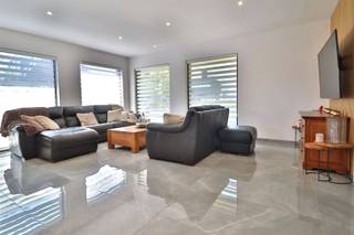 Alleenstaande woning op 1.985m² (twee kadastrale percelen) met loods (+- 90m²)Deze recent gerenoveerde woning bestaat uit een inkom met apart...