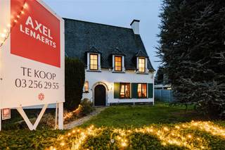 <p><span>Bent u op zoek naar een charmante villa in de groene stadsrand van Sint-Niklaas?</span><span><br />Dan is deze statige woning met bijzonder veel potentieel absoluut een bezoek waard!</span></p><p><span> </span></p><p><span>Deze degelijk gebouwde villa uit 1974 straalt een klassieke, tijdloze stijl uit. De woning werd steeds piekfijn onderhouden, maar heeft nood aan verdere modernisatie. Dankzij de kwalitatieve structuur en zeer functionele indeling vormt ze een ideaal canvas voor wie zijn toekomstig droomhuis wil creëren.</span></p><p><span> </span></p><p><span>Enkele troeven op een rij:</span></p><p><span>- Woning met karaktervolle uitstraling en zéér veel potentieel </span></p><p><span>- Vier ruime slaapkamers</span></p><p><span>- Aangename tuin met afzonderlijke garage</span></p><p><span>- Goed gelegen nabij het centrum van Sint-Niklaas</span></p><p><span> </span></p><p><span>De indeling van de woning op het gelijkvloers is als volgt:</span></p><p><span>Een charmante inkomhal met open trap, toilet, en bureau. Zeer royale leefruimte met houthaard en mooi zicht naar de tuin, de keuken is ruim en praktisch ingericht. bijkeuken/wasplaats. </span></p><p><span> </span></p><p><span>Op de eerste verdieping is de woning als volgt ingedeeld:</span></p><p><span>ruime nachthal, vier ruime slaapkamers (16 m², 12m², 18m² en 15 m²). Badkamer en apart toilet. </span></p><p><span> </span></p><p><span>De tweede verdieping omvat een opbergzolder die bereikbaar is via een uitschuiftrap</span></p><p><span> </span></p><p><span>Buiten vinden we een oprit en dubbele garage. Achter de woning bevindt zich een royaal terras met uitzicht op de diepe, groene tuin die uitloopt op velden en open landschap</span></p><p><span> </span></p><p><span>Neem snel contact op voor meer info en een afspraak en ontdek zelf deze charmante woning!</span></p><p><span>De woning is onderhevig aan de renovatieverplichting. Neem contact op met Axel Lenaerts makelaars voor meer info. </span></p><p><span> </span></p>